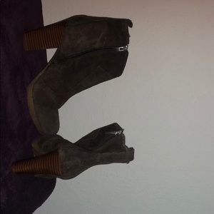 Cute brown suede w 3 in heel and 1/4 in toe